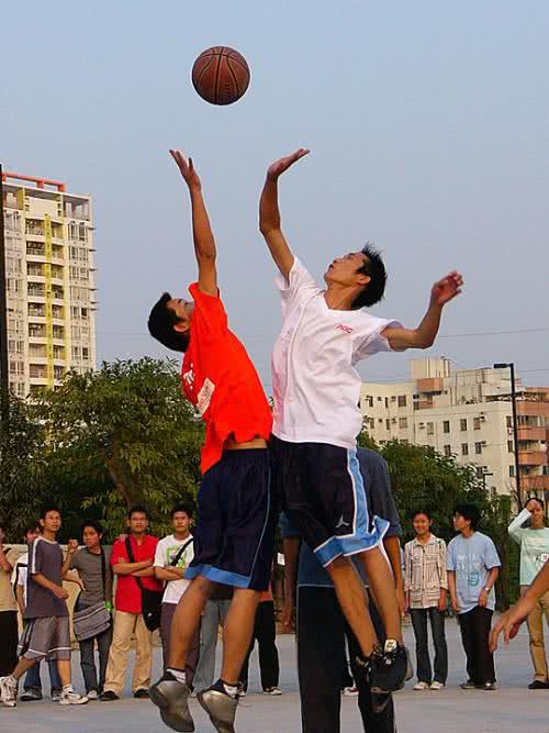 篮球犯规则打走步算犯规吗_打篮球怎样不犯走步的规则_篮球犯规规则走步